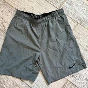 Nike Men's Athletic Gray Shorts Large 10 in inseam